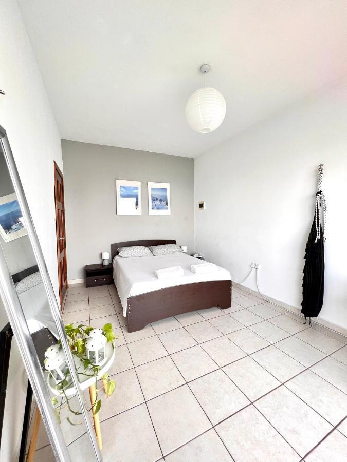 F8 1 Seaview Room, Living And Bathroom Shared , Stjulians San Julián Exterior foto